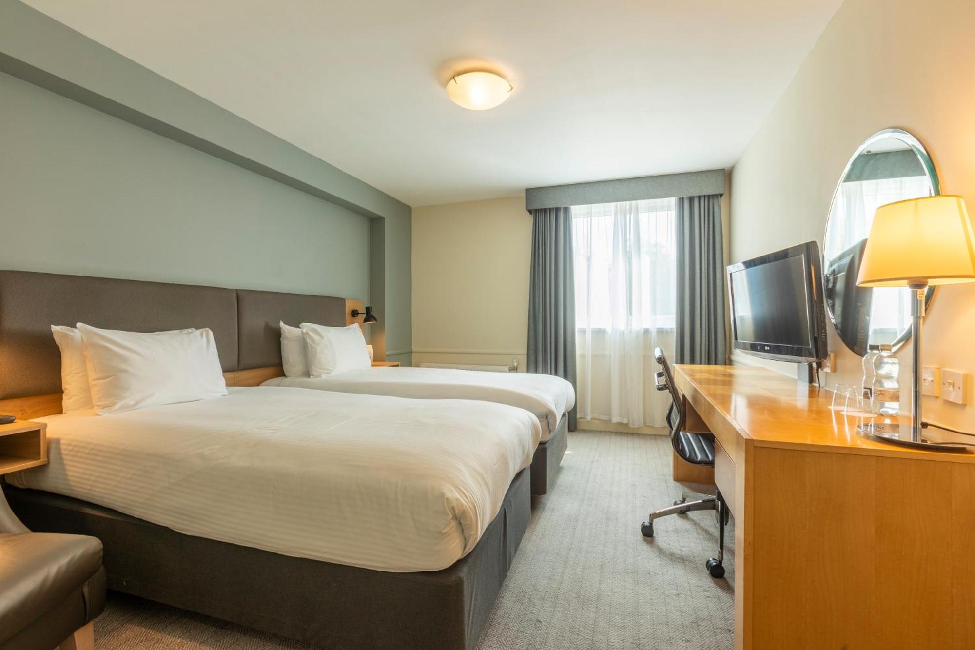 Holiday Inn Brentwood By Ihg Екстериор снимка