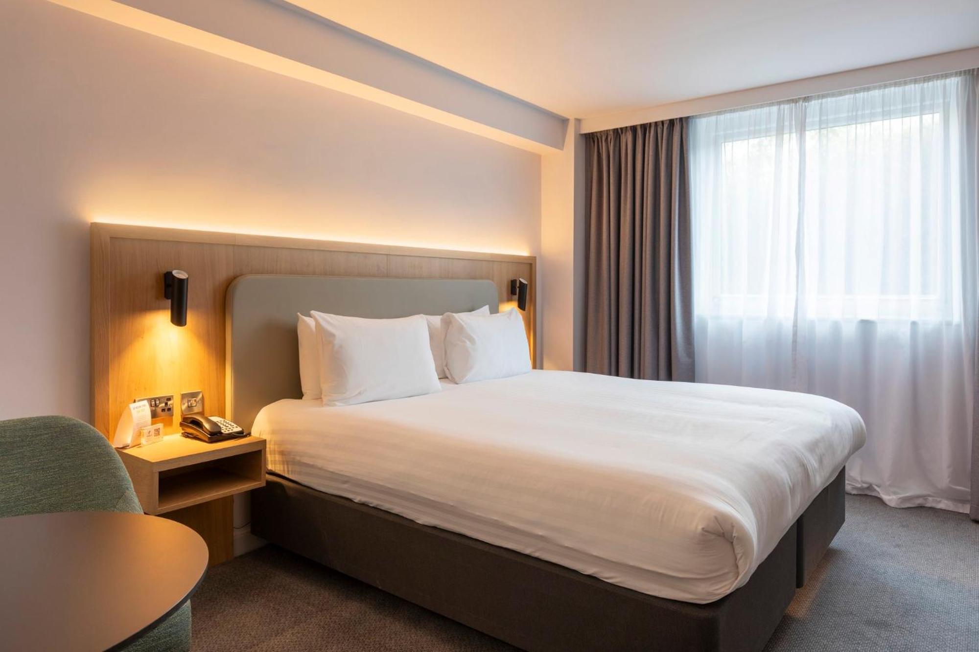 Holiday Inn Brentwood By Ihg Екстериор снимка